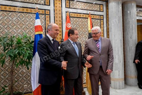 25 avril 2014 : Conférence de presse au Ministère des Affaires Etrangères de Tunis en présence du ministre tunisien, Mongi Hamdi (milieu), du ministre français Laurent Fabius (gauche) et de l'Allemand Frank-Walter Steinmeier (droite) dans le cadre de la visite conjointe de Laurent Fabius, Ministre des Affaires Etrangères français et de son homologue allemand Frank-Walter Steinmeier à Tunis.
