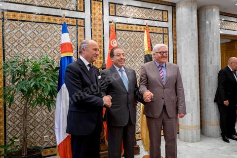 25 avril 2014 : Conférence de presse au Ministère des Affaires Etrangères de Tunis en présence du ministre tunisien, Mongi Hamdi (milieu), du ministre français Laurent Fabius (gauche) et de l'Allemand Frank-Walter Steinmeier (droite) dans le cadre de la visite conjointe de Laurent Fabius, Ministre des Affaires Etrangères français et de son homologue allemand Frank-Walter Steinmeier à Tunis.