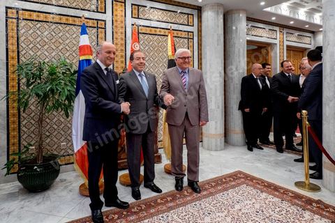 25 avril 2014 : Conférence de presse au Ministère des Affaires Etrangères de Tunis en présence du ministre tunisien, Mongi Hamdi (milieu), du ministre français Laurent Fabius (gauche) et de l'Allemand Frank-Walter Steinmeier (droite) dans le cadre de la visite conjointe de Laurent Fabius, Ministre des Affaires Etrangères français et de son homologue allemand Frank-Walter Steinmeier à Tunis.