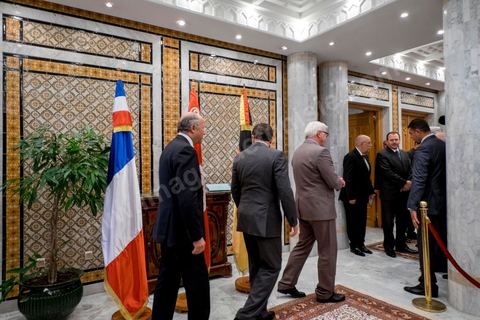 25 avril 2014 : Conférence de presse au Ministère des Affaires Etrangères de Tunis en présence du ministre tunisien, Mongi Hamdi (milieu), du ministre français Laurent Fabius (gauche) et de l'Allemand Frank-Walter Steinmeier (droite) dans le cadre de la visite conjointe de Laurent Fabius, Ministre des Affaires Etrangères français et de son homologue allemand Frank-Walter Steinmeier à Tunis.