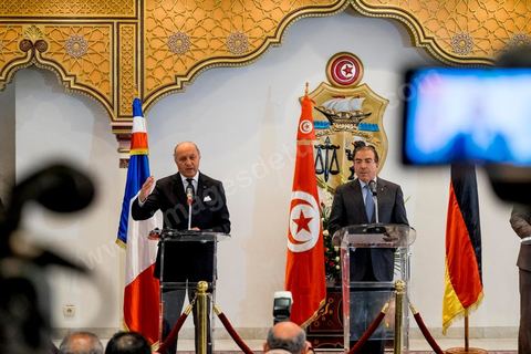25 avril 2014 : Conférence de presse au Ministère des Affaires Etrangères de Tunis en présence du ministre tunisien, Mongi Hamdi (milieu), du ministre français Laurent Fabius (gauche) et de l'Allemand Frank-Walter Steinmeier (droite) dans le cadre de la visite conjointe de Laurent Fabius, Ministre des Affaires Etrangères français et de son homologue allemand Frank-Walter Steinmeier à Tunis.