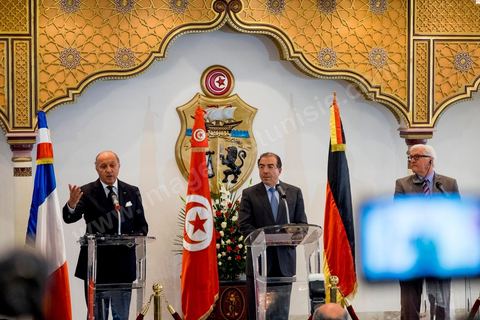 25 avril 2014 : Conférence de presse au Ministère des Affaires Etrangères de Tunis en présence du ministre tunisien, Mongi Hamdi (milieu), du ministre français Laurent Fabius (gauche) et de l'Allemand Frank-Walter Steinmeier (droite) dans le cadre de la visite conjointe de Laurent Fabius, Ministre des Affaires Etrangères français et de son homologue allemand Frank-Walter Steinmeier à Tunis.