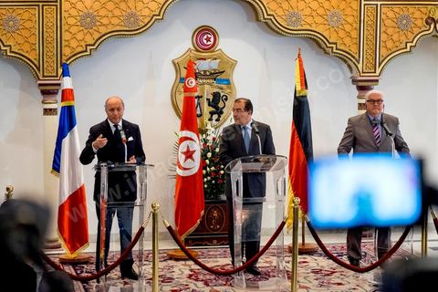 25 avril 2014 : Conférence de presse au Ministère des Affaires Etrangères de Tunis en présence du ministre tunisien, Mongi Hamdi (milieu), du ministre français Laurent Fabius (gauche) et de l'Allemand Frank-Walter Steinmeier (droite) dans le cadre de la visite conjointe de Laurent Fabius, Ministre des Affaires Etrangères français et de son homologue allemand Frank-Walter Steinmeier à Tunis.