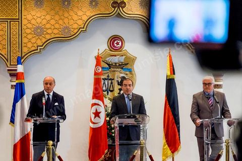 25 avril 2014 : Conférence de presse au Ministère des Affaires Etrangères de Tunis en présence du ministre tunisien, Mongi Hamdi (milieu), du ministre français Laurent Fabius (gauche) et de l'Allemand Frank-Walter Steinmeier (droite) dans le cadre de la visite conjointe de Laurent Fabius, Ministre des Affaires Etrangères français et de son homologue allemand Frank-Walter Steinmeier à Tunis.