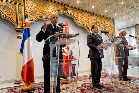 25 avril 2014 : Conférence de presse au Ministère des Affaires Etrangères de Tunis en présence du ministre tunisien, Mongi Hamdi (milieu), du ministre français Laurent Fabius (gauche) et de l'Allemand Frank-Walter Steinmeier (droite) dans le cadre de la visite conjointe de Laurent Fabius, Ministre des Affaires Etrangères français et de son homologue allemand Frank-Walter Steinmeier à Tunis.