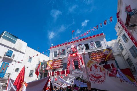 1er mai 2014 : Place Mohamed Ali, coeur historique de l'UGTT pendant le discours de son secrétaire Général Houcine Abassi. Manifestations de l'UGGT et de l'extrême gauche pour commémorer la Fête du Travail à Tunis, de l'historique place Mohamed Ali à l'Avenue Habib Bourguiba.