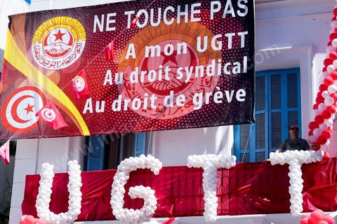1er mai 2014 : Place Mohamed Ali, coeur historique de l'UGTT pendant le discours de son secrétaire Général Houcine Abassi. Manifestations de l'UGGT et de l'extrême gauche pour commémorer la Fête du Travail à Tunis, de l'historique place Mohamed Ali à l'Avenue Habib Bourguiba.