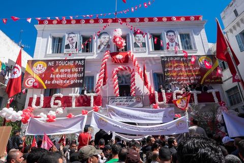 1er mai 2014 : Place Mohamed Ali, coeur historique de l'UGTT pendant le discours de son secrétaire Général Houcine Abassi. Manifestations de l'UGGT et de l'extrême gauche pour commémorer la Fête du Travail à Tunis, de l'historique place Mohamed Ali à l'Avenue Habib Bourguiba.