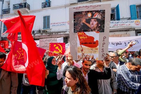 1er mai 2014 : Place Mohamed Ali, coeur historique de l'UGTT pendant le discours de son secrétaire Général Houcine Abassi. Manifestations de l'UGGT et de l'extrême gauche pour commémorer la Fête du Travail à Tunis, de l'historique place Mohamed Ali à l'Avenue Habib Bourguiba.