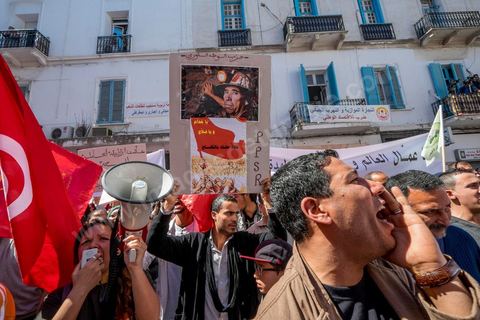 1er mai 2014 : Place Mohamed Ali, coeur historique de l'UGTT pendant le discours de son secrétaire Général Houcine Abassi. Manifestations de l'UGGT et de l'extrême gauche pour commémorer la Fête du Travail à Tunis, de l'historique place Mohamed Ali à l'Avenue Habib Bourguiba.