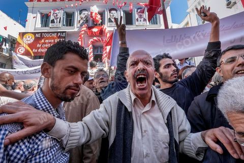 1er mai 2014 : Place Mohamed Ali, coeur historique de l'UGTT, desmilitants tournent le dos à la leader pendant le discours de son secrétaire Général Houcine Abassi. Manifestations de l'UGGT et de l'extrême gauche pour commémorer la Fête du Travail à Tunis, de l'historique place Mohamed Ali à l'Avenue Habib Bourguiba.