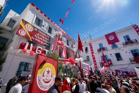 1er mai 2014 : Place Mohamed Ali, coeur historique de l'UGTT pendant le discours de son secrétaire Général Houcine Abassi. Manifestations de l'UGGT et de l'extrême gauche pour commémorer la Fête du Travail à Tunis, de l'historique place Mohamed Ali à l'Avenue Habib Bourguiba.