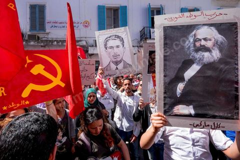 1er mai 2014 : Place Mohamed Ali, coeur historique de l'UGTT pendant le discours de son secrétaire Général Houcine Abassi. Manifestations de l'UGGT et de l'extrême gauche pour commémorer la Fête du Travail à Tunis, de l'historique place Mohamed Ali à l'Avenue Habib Bourguiba.