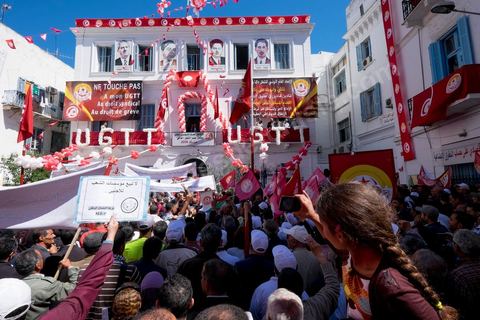 1er mai 2014 : Place Mohamed Ali, coeur historique de l'UGTT pendant le discours de son secrétaire Général Houcine Abassi. Manifestations de l'UGGT et de l'extrême gauche pour commémorer la Fête du Travail à Tunis, de l'historique place Mohamed Ali à l'Avenue Habib Bourguiba.