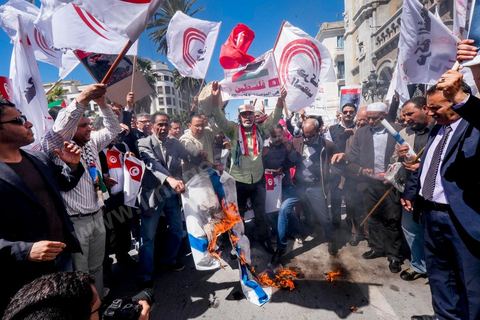 1er mai 2014 : Des militants d'extrême gauche brulent le drapeau israélien à la manifestation de l'UGGT et de l'extrême gauche pour commémorer la Fête du Travail à Tunis, de l'historique place Mohamed Ali à l'Avenue Habib Bourguiba.
