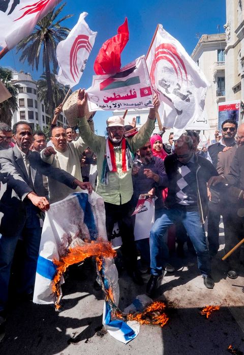 1er mai 2014 : Des militants d'extrême gauche brulent le drapeau israélien à la manifestation de l'UGGT et de l'extrême gauche pour commémorer la Fête du Travail à Tunis, de l'historique place Mohamed Ali à l'Avenue Habib Bourguiba.