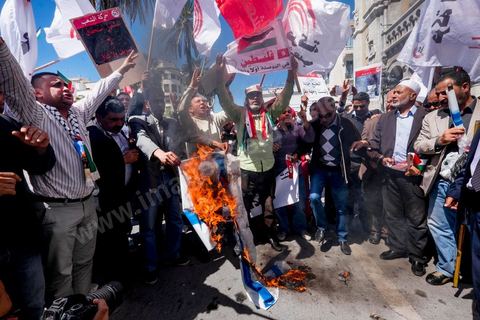 1er mai 2014 : Des militants d'extrême gauche brulent le drapeau israélien à la manifestation de l'UGGT et de l'extrême gauche pour commémorer la Fête du Travail à Tunis, de l'historique place Mohamed Ali à l'Avenue Habib Bourguiba.