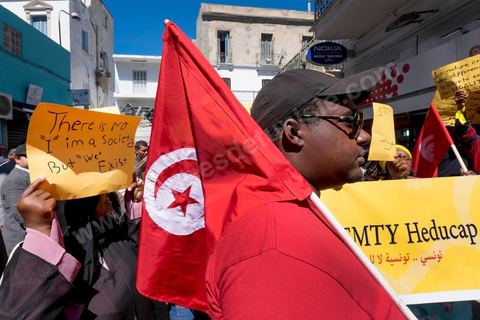 1er mai 2014 : Groupe de noirs tunisiens protestant contre le rascisme. Manifestations de l'UGGT et de l'extrême gauche pour commémorer la Fête du Travail à Tunis, de l'historique place Mohamed Ali à l'Avenue Habib Bourguiba.