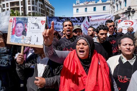 1er mai 2014 : groupe des familles de martyrs de la révolution qui demandent justice pour leurs enfants morts durant les événements de janvier 2011. manifestation de l'UGGT et de l'extrême gauche pour commémorer la Fête du Travail à Tunis, de l'historique place Mohamed Ali à l'Avenue Habib Bourguiba.