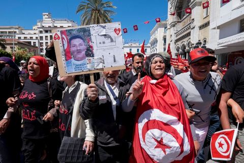 1er mai 2014 : groupe des familles de martyrs de la révolution qui demandent justice pour leurs enfants morts durant les événements de janvier 2011. manifestation de l'UGGT et de l'extrême gauche pour commémorer la Fête du Travail à Tunis, de l'historique place Mohamed Ali à l'Avenue Habib Bourguiba.