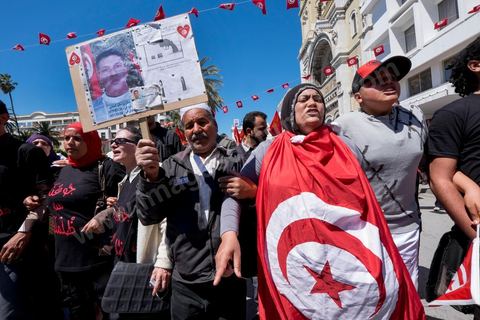 1er mai 2014 : groupe des familles de martyrs de la révolution qui demandent justice pour leurs enfants morts durant les événements de janvier 2011. manifestation de l'UGGT et de l'extrême gauche pour commémorer la Fête du Travail à Tunis, de l'historique place Mohamed Ali à l'Avenue Habib Bourguiba.