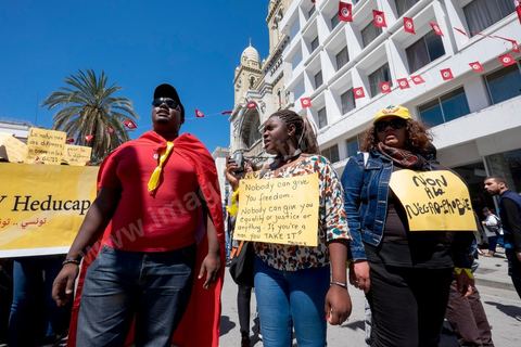 1er mai 2014 : Groupe de noirs tunisiens protestant contre le rascisme. Manifestations de l'UGGT et de l'extrême gauche pour commémorer la Fête du Travail à Tunis, de l'historique place Mohamed Ali à l'Avenue Habib Bourguiba.