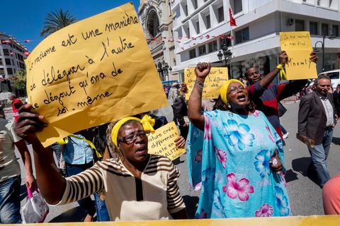 1er mai 2014 : Groupe de noirs tunisiens protestant contre le rascisme. Manifestations de l'UGGT et de l'extrême gauche pour commémorer la Fête du Travail à Tunis, de l'historique place Mohamed Ali à l'Avenue Habib Bourguiba.