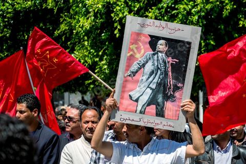 1er mai 2014 : manifestation de l'UGGT et de l'extrême gauche pour commémorer la Fête du Travail à Tunis, de l'historique place Mohamed Ali à l'Avenue Habib Bourguiba.