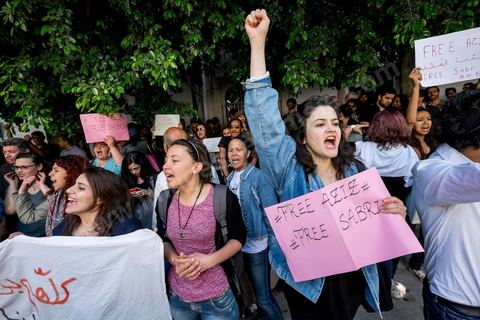 15 mai 2014 : devant le tribunal de Tunis, quelques 200 manifestants sont venus soutenir le blogueur Azyz Amami et le photographe Sabri Ben Mlouka, arrêtés lundi par la police. Ils comparaissent devant le procureur. Ils sont maintenus en détention en attendant leur procès fixé au 23 mai pour possession et consommation de stupéfiants. 