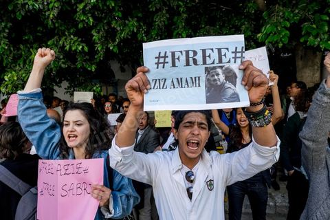 15 mai 2014 : devant le tribunal de Tunis, quelques 200 manifestants sont venus soutenir le blogueur Azyz Amami et le photographe Sabri Ben Mlouka, arrêtés lundi par la police. Ils comparaissent devant le procureur. Ils sont maintenus en détention en attendant leur procès fixé au 23 mai pour possession et consommation de stupéfiants. 