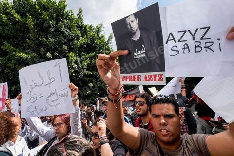 15 mai 2014 : devant le tribunal de Tunis, quelques 200 manifestants sont venus soutenir le blogueur Azyz Amami et le photographe Sabri Ben Mlouka, arrêtés lundi par la police. Ils comparaissent devant le procureur. Ils sont maintenus en détention en attendant leur procès fixé au 23 mai pour possession et consommation de stupéfiants. 