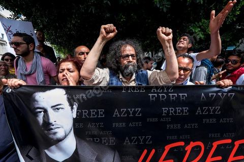 15 mai 2014 : le père de Azyz Amami appelle à la libération de son fils devant le tribunal de Tunis, quelques 200 manifestants sont venus soutenir le blogueur Azyz Amami et le photographe Sabri Ben Mlouka, arrêtés lundi par la police. Ils comparaissent devant le procureur. Ils sont maintenus en détention en attendant leur procès fixé au 23 mai pour possession et consommation de stupéfiants. 