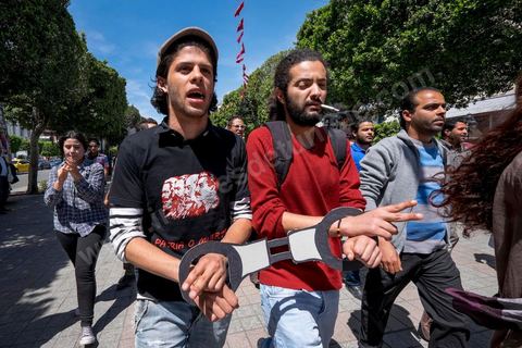 17 mai 2014 : la manifestation en soutien au blogueur Azyz Amami et au photographe Sabri Ben Mlouka arrétés en début de semaine tourne à l'affrontement avec la police. Coups de matraque, arrestations brutales et photographe agressés. Quelques 200 manifestants s'étaient réunis devant le Ministère de l'Intérieur sur l'Avenue Habib Bourguiba, après quelques discours les jeunes tentent de bloquer la circulation sur l'avenue déclenchant un affrontement avec la police.  