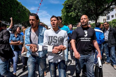 17 mai 2014 : la manifestation en soutien au blogueur Azyz Amami et au photographe Sabri Ben Mlouka arrétés en début de semaine tourne à l'affrontement avec la police. Coups de matraque, arrestations brutales et photographe agressés. Quelques 200 manifestants s'étaient réunis devant le Ministère de l'Intérieur sur l'Avenue Habib Bourguiba, après quelques discours les jeunes tentent de bloquer la circulation sur l'avenue déclenchant un affrontement avec la police.  