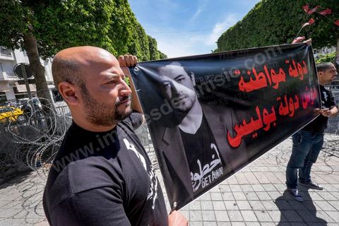 17 mai 2014 : la manifestation en soutien au blogueur Azyz Amami et au photographe Sabri Ben Mlouka arrétés en début de semaine tourne à l'affrontement avec la police. Coups de matraque, arrestations brutales et photographe agressés. Quelques 200 manifestants s'étaient réunis devant le Ministère de l'Intérieur sur l'Avenue Habib Bourguiba, après quelques discours les jeunes tentent de bloquer la circulation sur l'avenue déclenchant un affrontement avec la police.  