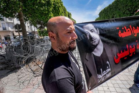 17 mai 2014 : la manifestation en soutien au blogueur Azyz Amami et au photographe Sabri Ben Mlouka arrétés en début de semaine tourne à l'affrontement avec la police. Coups de matraque, arrestations brutales et photographe agressés. Quelques 200 manifestants s'étaient réunis devant le Ministère de l'Intérieur sur l'Avenue Habib Bourguiba, après quelques discours les jeunes tentent de bloquer la circulation sur l'avenue déclenchant un affrontement avec la police.  