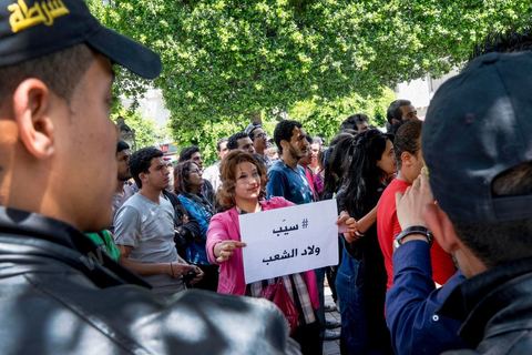 17 mai 2014 : la manifestation en soutien au blogueur Azyz Amami et au photographe Sabri Ben Mlouka arrétés en début de semaine tourne à l'affrontement avec la police. Coups de matraque, arrestations brutales et photographe agressés. Quelques 200 manifestants s'étaient réunis devant le Ministère de l'Intérieur sur l'Avenue Habib Bourguiba, après quelques discours les jeunes tentent de bloquer la circulation sur l'avenue déclenchant un affrontement avec la police.  