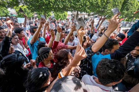 17 mai 2014 : la manifestation en soutien au blogueur Azyz Amami et au photographe Sabri Ben Mlouka arrétés en début de semaine tourne à l'affrontement avec la police. Coups de matraque, arrestations brutales et photographe agressés. Quelques 200 manifestants s'étaient réunis devant le Ministère de l'Intérieur sur l'Avenue Habib Bourguiba, après quelques discours les jeunes tentent de bloquer la circulation sur l'avenue déclenchant un affrontement avec la police.  