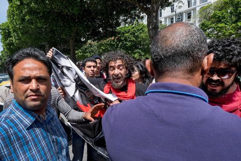 17 mai 2014 : la manifestation en soutien au blogueur Azyz Amami et au photographe Sabri Ben Mlouka arrétés en début de semaine tourne à l'affrontement avec la police. Coups de matraque, arrestations brutales et photographe agressés. Quelques 200 manifestants s'étaient réunis devant le Ministère de l'Intérieur sur l'Avenue Habib Bourguiba, après quelques discours les jeunes tentent de bloquer la circulation sur l'avenue déclenchant un affrontement avec la police.  