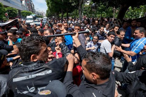 17 mai 2014 : la manifestation en soutien au blogueur Azyz Amami et au photographe Sabri Ben Mlouka arrétés en début de semaine tourne à l'affrontement avec la police. Coups de matraque, arrestations brutales et photographe agressés. Quelques 200 manifestants s'étaient réunis devant le Ministère de l'Intérieur sur l'Avenue Habib Bourguiba, après quelques discours les jeunes tentent de bloquer la circulation sur l'avenue déclenchant un affrontement avec la police.  
