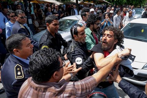 17 mai 2014 : la manifestation en soutien au blogueur Azyz Amami et au photographe Sabri Ben Mlouka arrétés en début de semaine tourne à l'affrontement avec la police. Coups de matraque, arrestations brutales et photographe agressés. Quelques 200 manifestants s'étaient réunis devant le Ministère de l'Intérieur sur l'Avenue Habib Bourguiba, après quelques discours les jeunes tentent de bloquer la circulation sur l'avenue déclenchant un affrontement avec la police.  