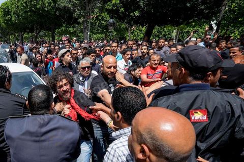 17 mai 2014 : la manifestation en soutien au blogueur Azyz Amami et au photographe Sabri Ben Mlouka arrétés en début de semaine tourne à l'affrontement avec la police. Coups de matraque, arrestations brutales et photographe agressés. Quelques 200 manifestants s'étaient réunis devant le Ministère de l'Intérieur sur l'Avenue Habib Bourguiba, après quelques discours les jeunes tentent de bloquer la circulation sur l'avenue déclenchant un affrontement avec la police.  