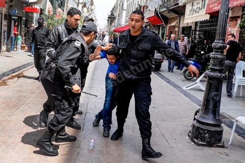 17 mai 2014 : la manifestation en soutien au blogueur Azyz Amami et au photographe Sabri Ben Mlouka arrétés en début de semaine tourne à l'affrontement avec la police. Coups de matraque, arrestations brutales et photographe agressés. Quelques 200 manifestants s'étaient réunis devant le Ministère de l'Intérieur sur l'Avenue Habib Bourguiba, après quelques discours les jeunes tentent de bloquer la circulation sur l'avenue déclenchant un affrontement avec la police.  