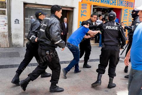 17 mai 2014 : la manifestation en soutien au blogueur Azyz Amami et au photographe Sabri Ben Mlouka arrétés en début de semaine tourne à l'affrontement avec la police. Coups de matraque, arrestations brutales et photographe agressés. Quelques 200 manifestants s'étaient réunis devant le Ministère de l'Intérieur sur l'Avenue Habib Bourguiba, après quelques discours les jeunes tentent de bloquer la circulation sur l'avenue déclenchant un affrontement avec la police.  