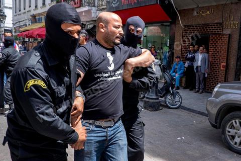 17 mai 2014 : la manifestation en soutien au blogueur Azyz Amami et au photographe Sabri Ben Mlouka arrétés en début de semaine tourne à l'affrontement avec la police. Coups de matraque, arrestations brutales et photographe agressés. Quelques 200 manifestants s'étaient réunis devant le Ministère de l'Intérieur sur l'Avenue Habib Bourguiba, après quelques discours les jeunes tentent de bloquer la circulation sur l'avenue déclenchant un affrontement avec la police.  