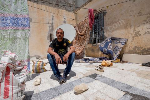 12 juin 2014 : Issam Amri, frère du martyr Mohamed, est aujourd'hui poursuivi par la police et la justice pour avoir participé à de simples manifestations, procès le 17 juin 2014 à Kasserine. A Thala chez la famille Amri, le jeune fils de 18 ans Mohamed, martyr de la révolution, a été assasiné le 8 janvier 2011, premier martyr de la révolution à Thala.