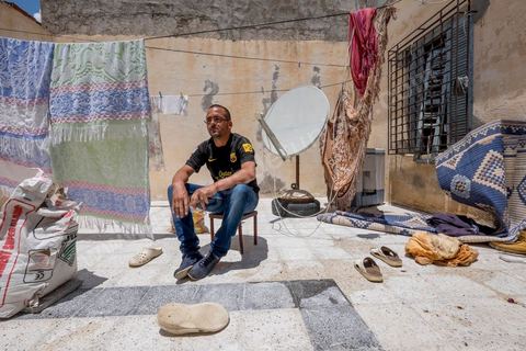 12 juin 2014 : Issam Amri, frère du martyr Mohamed, est aujourd'hui poursuivi par la police et la justice pour avoir participé à de simples manifestations, procès le 17 juin 2014 à Kasserine. A Thala chez la famille Amri, le jeune fils de 18 ans Mohamed, martyr de la révolution, a été assasiné le 8 janvier 2011, premier martyr de la révolution à Thala.
