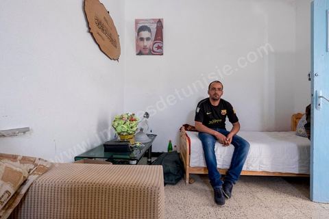 12 juin 2014 : Issam Amri, frère du martyr Mohamed, est aujourd'hui poursuivi par la police et la justice pour avoir participé à de simples manifestations, procès le 17 juin 2014 à Kasserine. A Thala chez la famille Amri, le jeune fils de 18 ans Mohamed, martyr de la révolution, a été assasiné le 8 janvier 2011, premier martyr de la révolution à Thala.