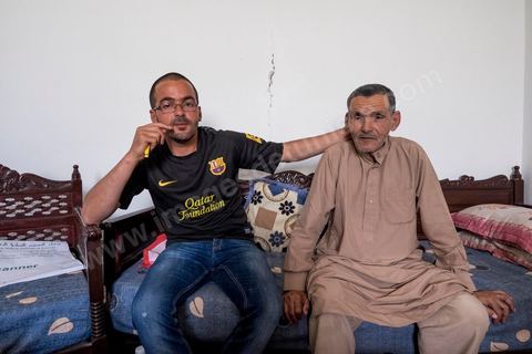 12 juin 2014 : Issam Amri et son père Saïd. Issam frère du martyr Mohamed, est aujourd'hui poursuivi par la police et la justice pour avoir participé à de simples manifestations, procès le 17 juin 2014 à Kasserine. A Thala chez la famille Amri, le jeune fils de 18 ans Mohamed, martyr de la révolution, a été assasiné le 8 janvier 2011, premier martyr de la révolution à Thala.