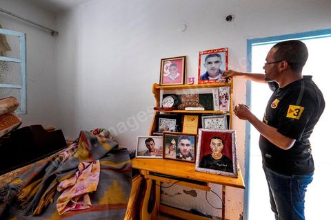 12 juin 2014 : Issam Amri, frère du martyr Mohamed, est aujourd'hui poursuivi par la police et la justice pour avoir participé à de simples manifestations, procès le 17 juin 2014 à Kasserine. A Thala chez la famille Amri, le jeune fils de 18 ans Mohamed, martyr de la révolution, a été assasiné le 8 janvier 2011, premier martyr de la révolution à Thala.